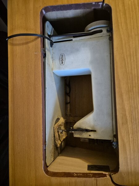 Donez mai multe obiecte de mobilier, se ridica din Bucuresti Drumul Taberei